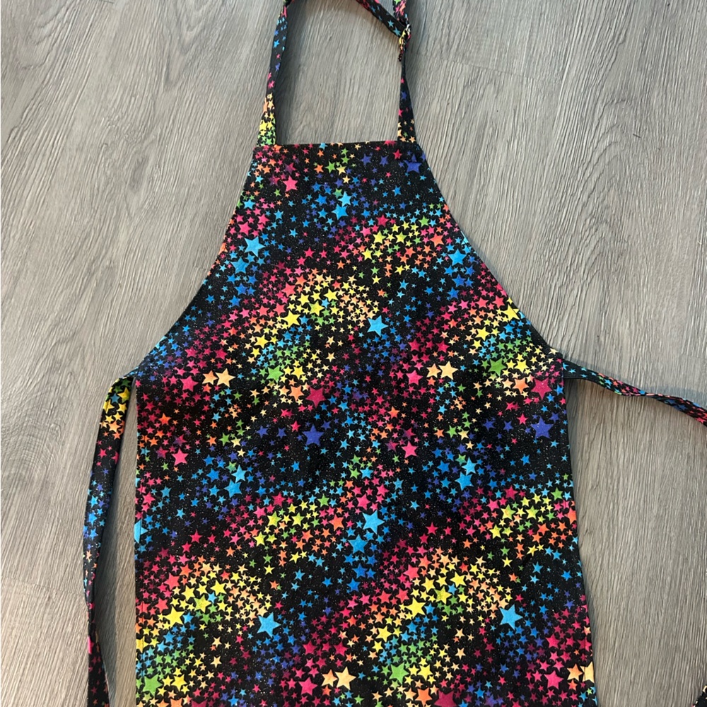 Handmade children’s apron
Adjustable neck strap
Tie in the back